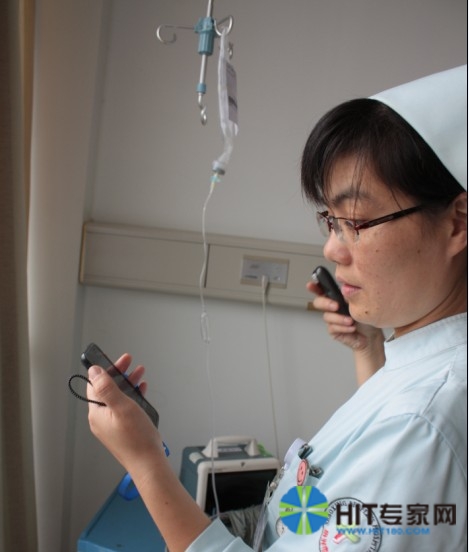 借助PDA，护士在输液前可以很方便地确认护理环节所需的诸多信息。