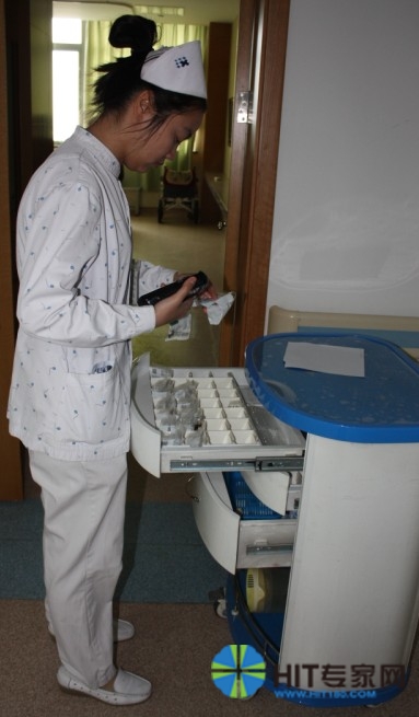 无锡市人民医院，一位护士正在用PDA扫描药物。