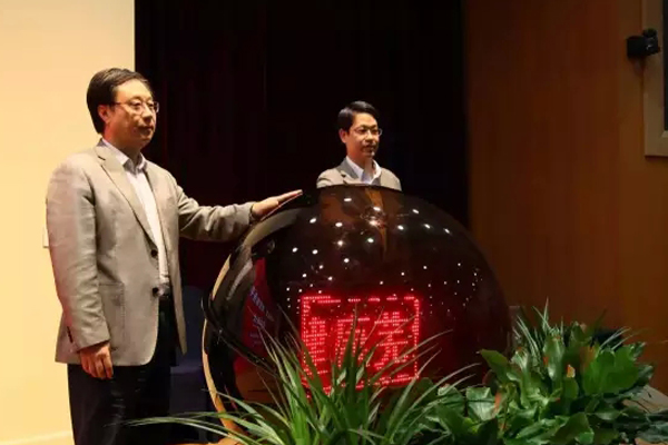 市卫生信息中心主任陈韧 、卓健科技CEO尉建锋共同启动了“健康芜湖”智慧医疗平台启动仪式。