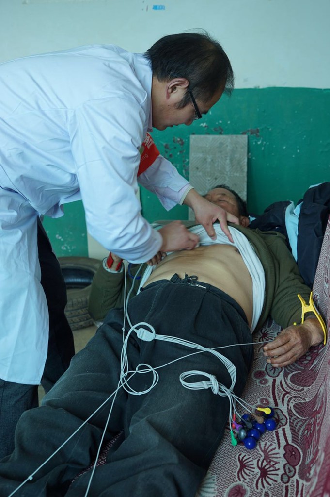 云南鲁甸村医为患者做心电图。