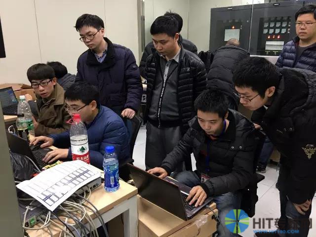 忙碌中的重庆妇保院信息科工程师